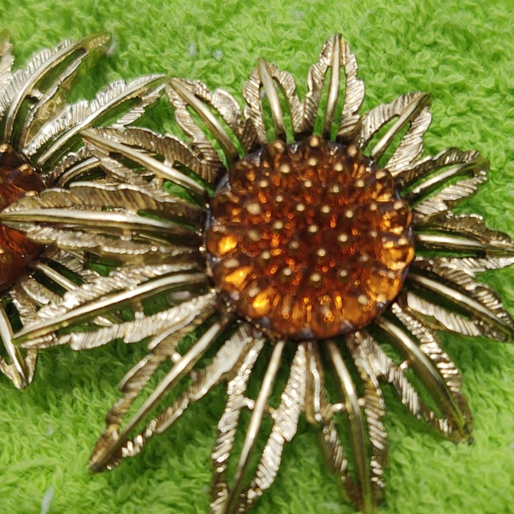 Clip earrings w/ pin - Picture 4 of 6